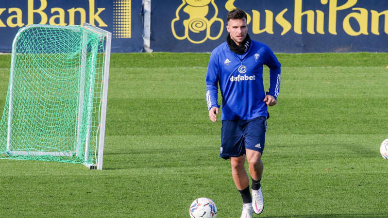 Álvaro Giménez, llega el primer delantero