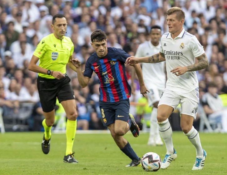 El Madrid castiga a un Barça bajo en defensas