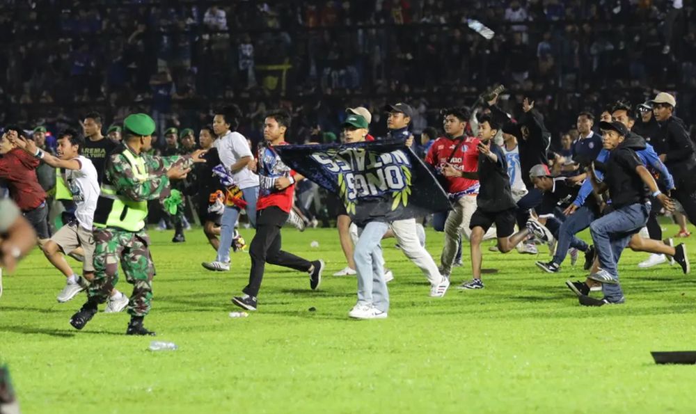 Al menos 125 muertos tras unos disturbios en un partido de fútbol en Indonesia
