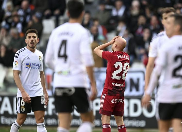 El Real Zaragoza acorta la manta en defensa