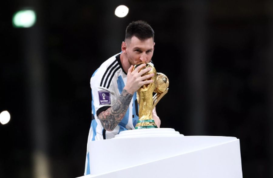 Messi conquista su último planeta contra Mbappé